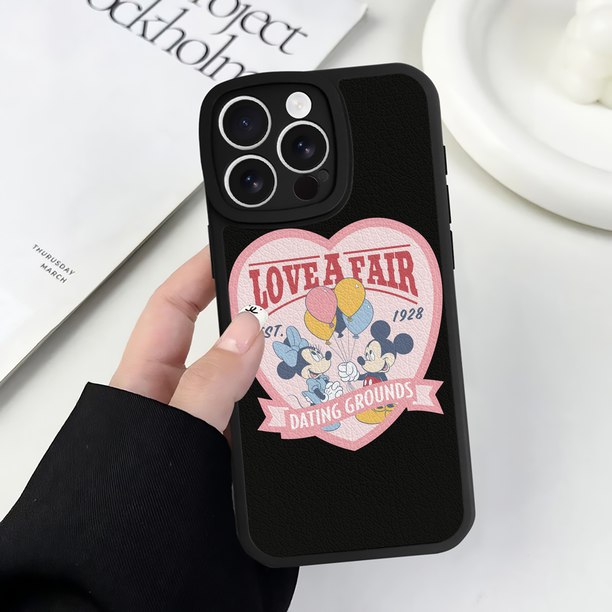 （画像用） ミッキーマウス Mickey Mouse 【iPhone 16シリーズ対応】シリコンスマホケース（レザー調） 材質：シリコン